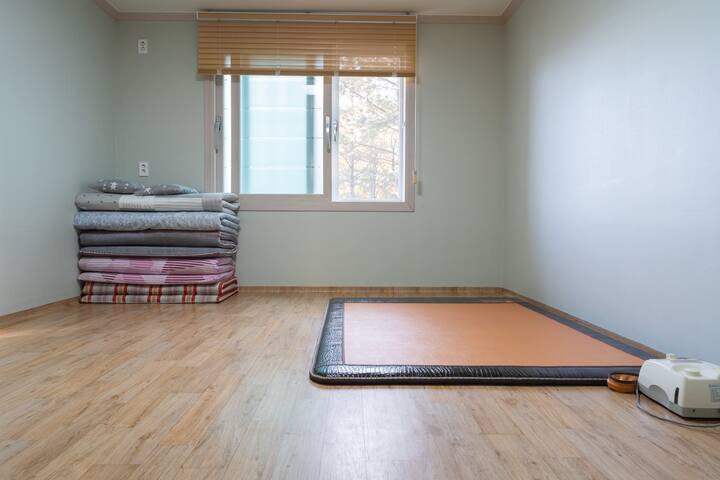 อยู่ด้านในห้อง 1 เป็น
ห้องออนดอลจึงมีเสื่อโยคะและผ้าห่ม