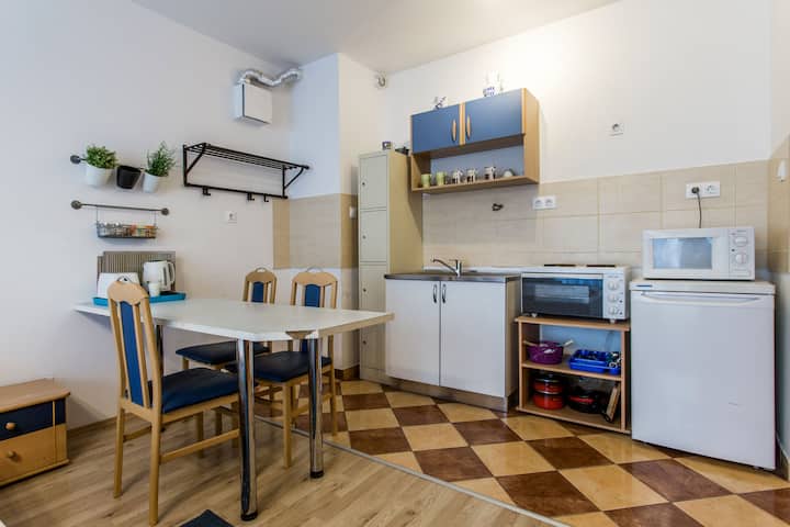 Cozy Studio Apartment With Free Parking & Balcony - Budapest