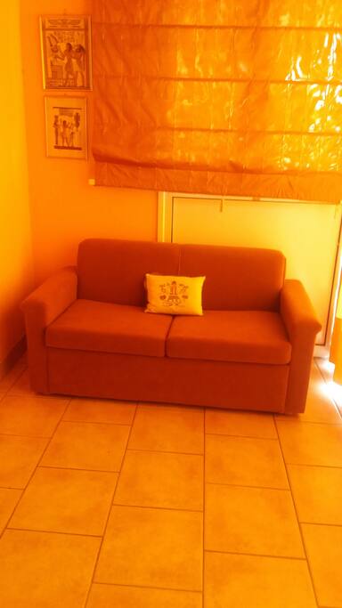 Fold out couch , bed. Καναπές κρεββάτι του δωματίου κλειστός