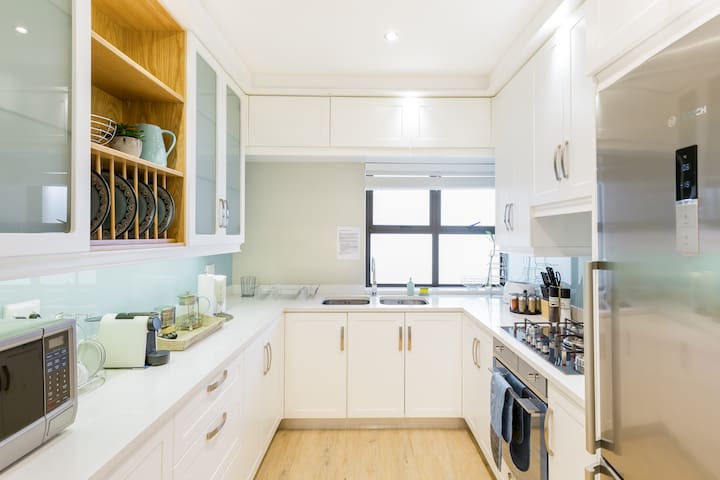 Sweeping Sea Views from a Promenade Balcony gallery image 4