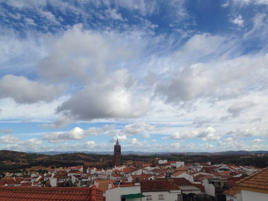 The church in the background crown view. La iglesia al fondo corona la vista.