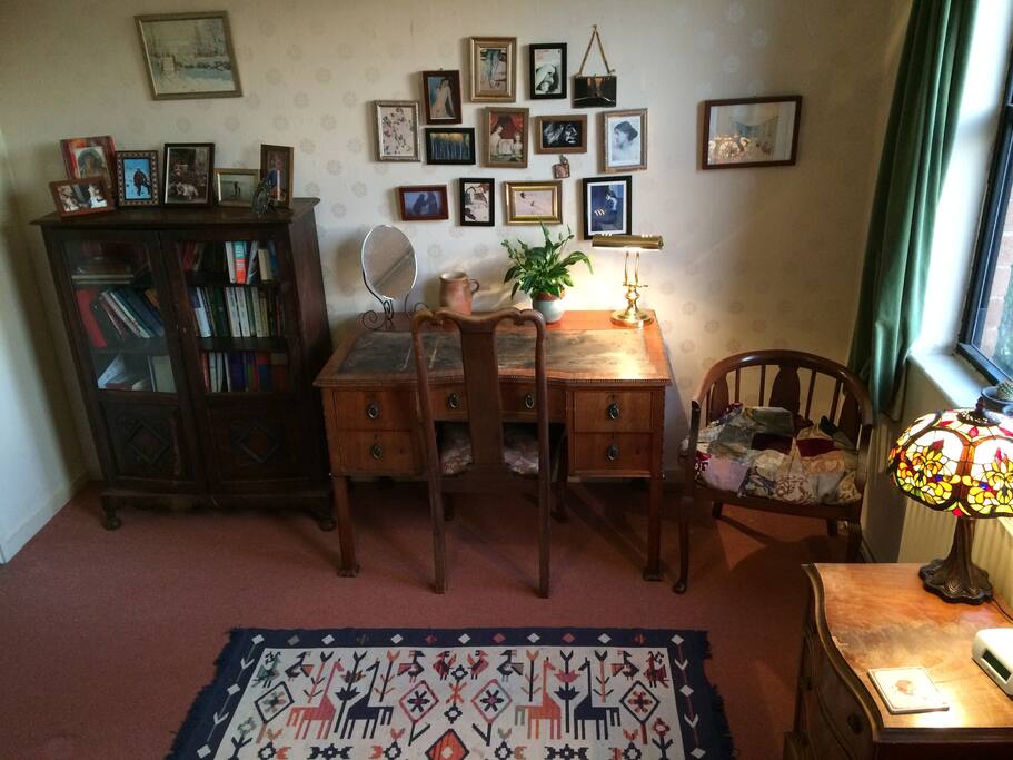 spacious, colourful, with beautiful Victorian mahogany furniture