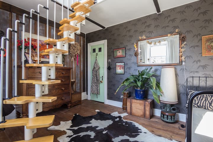 El dormitorio del balcón: una escalera de caracol conduce a un nivel de entrepiso con una cama doble, mientras que la zona inferior incluye una cama de día adecuada para un niño o un adulto pequeño.