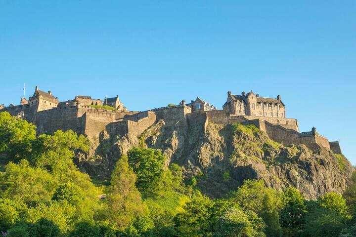 Central Morrison St Apartment sleeps 16 guests