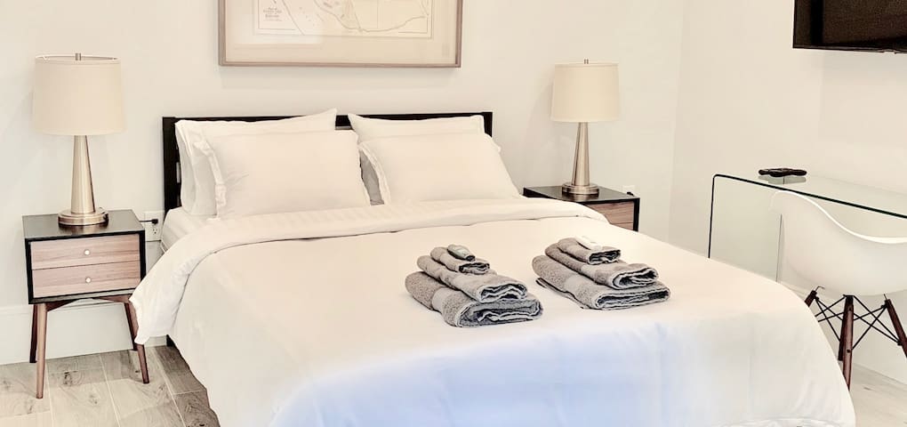 Luxury studio w/ parking by MIT/Harvard/BU/Fenway