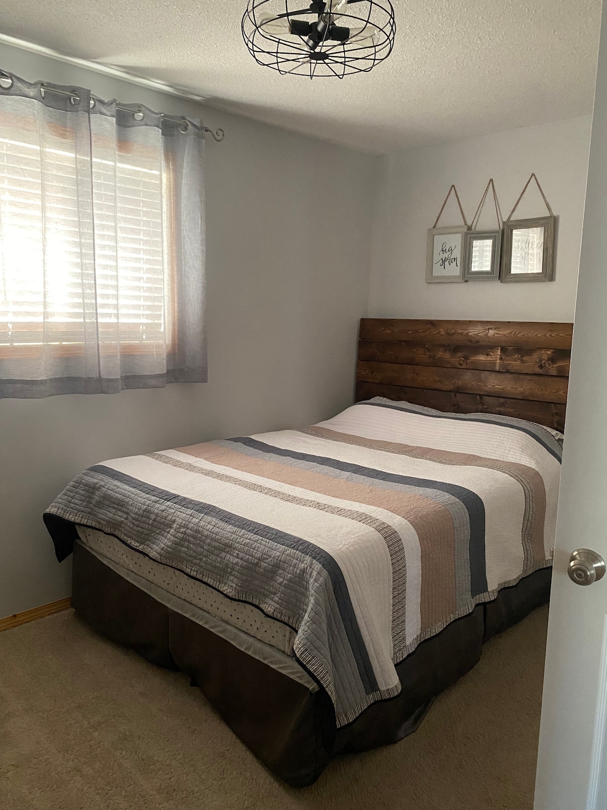 Hoofdslaapkamer, queensize bed 