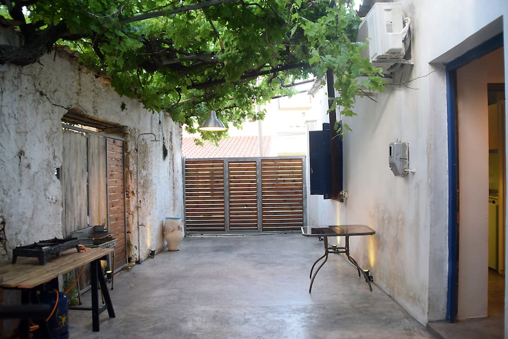 outdoor kitchen