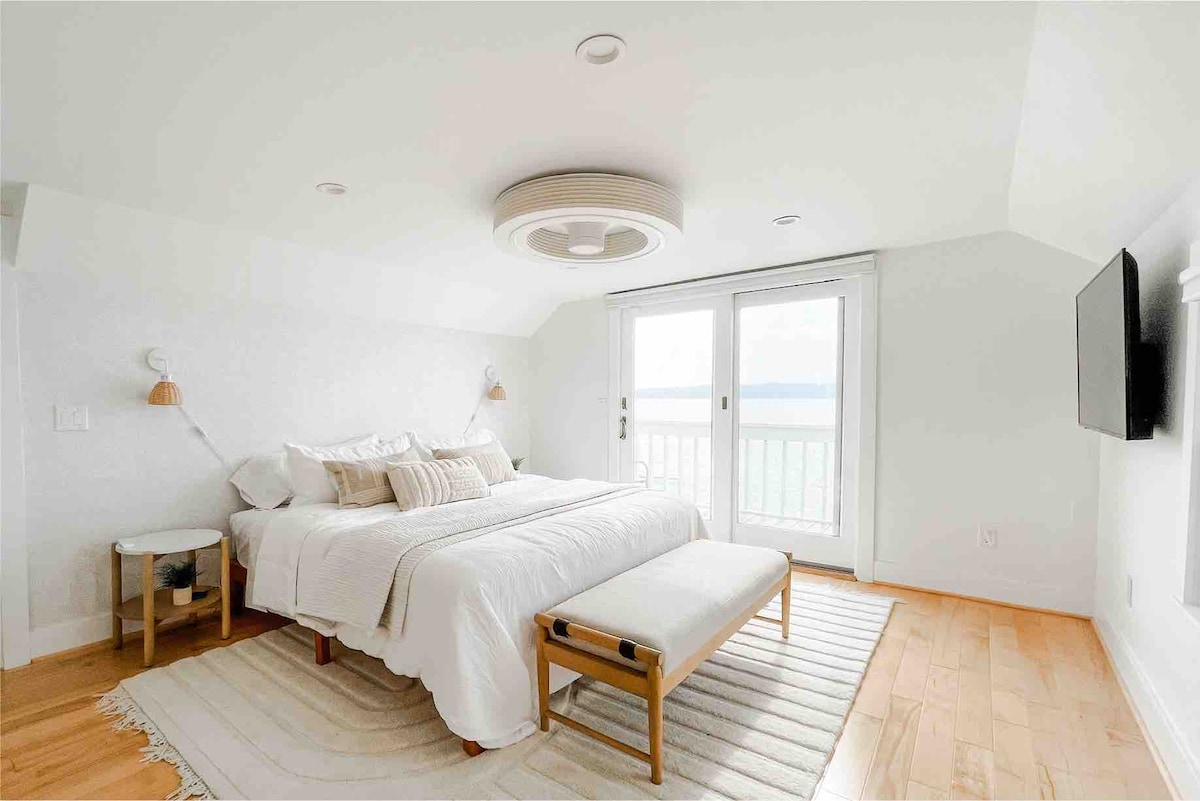 Chukua faraja katika kitanda chetu cha ukubwa wa King katika Master Suite, angalia jua likichomoza kwenye roshani yako ya kibinafsi, na uwe tayari kwa siku yako katika Bafu yako binafsi ya Master, na wasaa Walk-in Closet kuhifadhi WARDROBE yako.