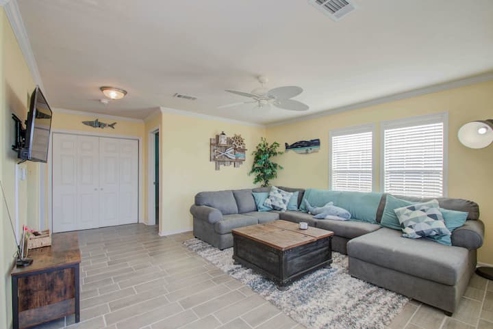 Cute Crystal Beach Home Steps From The Ocean! - Crystal Beach, TX