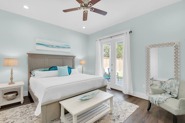 Kitanda cha 1 - Picha 1 - Chumba cha 1 cha fleti aina ya king kilicho na bafu ya kibinafsi, mlango wa bwawa la kujitegemea, na runinga ya skrini bapa iliyowekwa ukutani.