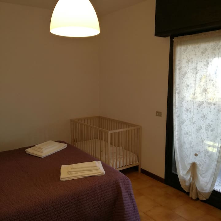 Veľká dvojposteľ s detskou posteľou