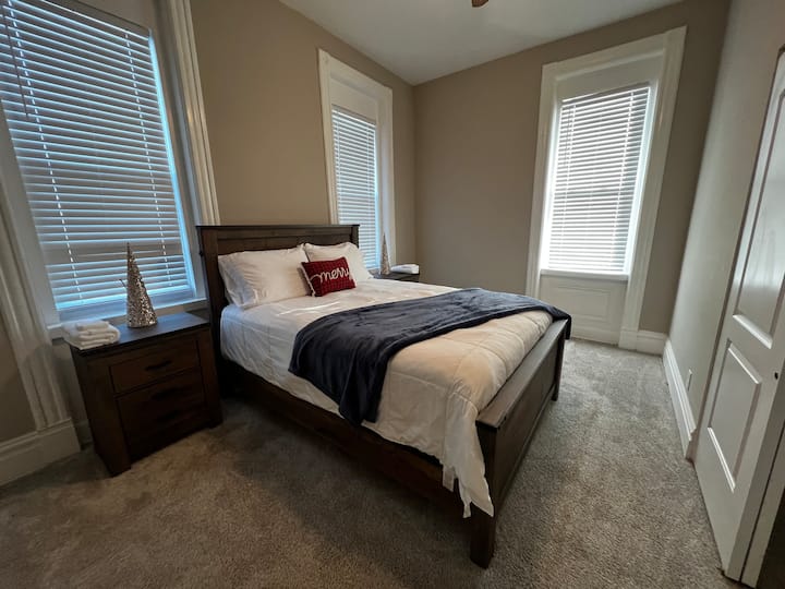 Спална соба бр. 3 со божиќен декор