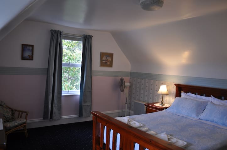 Roslyn House B&B - The Coombe Room