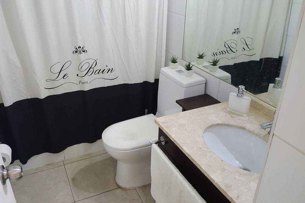Baño con tina y cubierta de marmol
