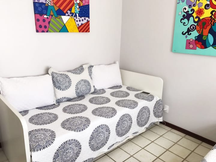 第二间卧室（ 2张单人床）/客房- 2张单人床和1张地板床垫 