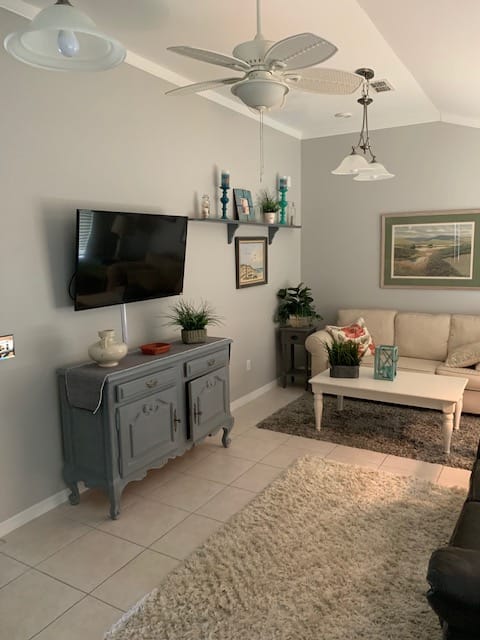 Top Airbnb: Villages, FL. Designer Home 2 blocks from town SQ! in Lady Lake