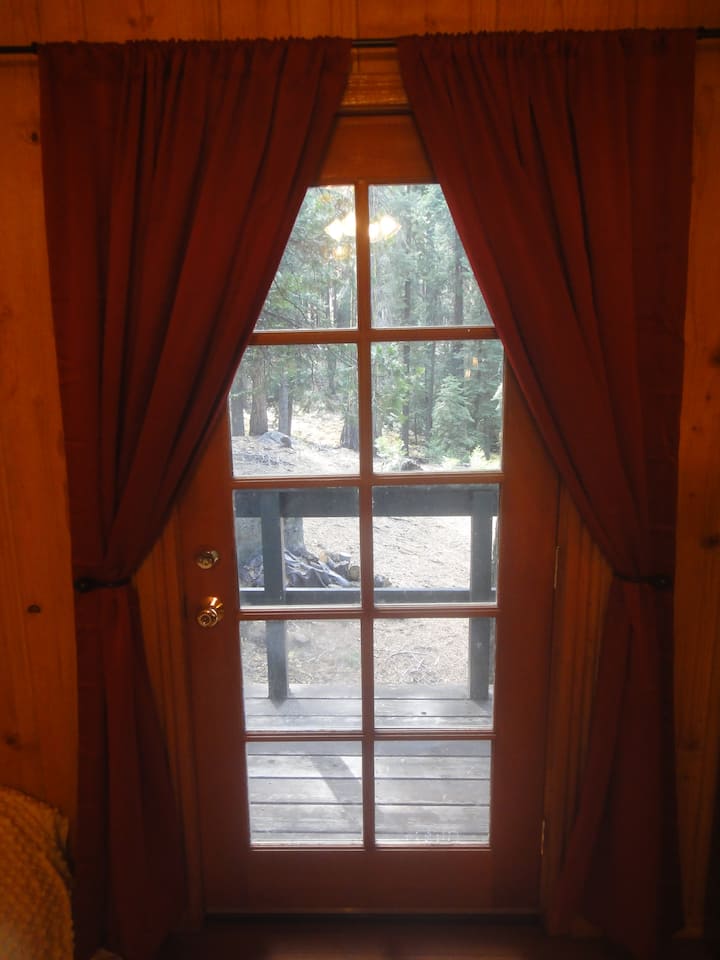 מרפסת למעלה נוף ליער