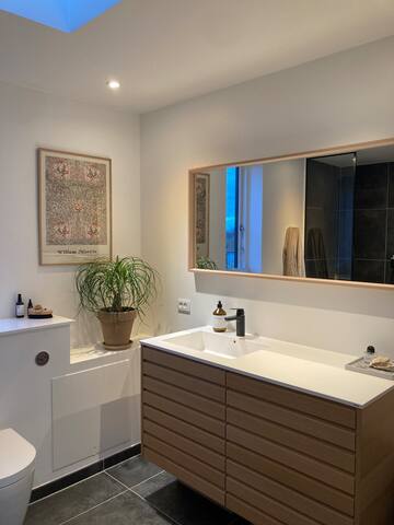 Hus med have og fantastisk beliggenhed. gallery image 5