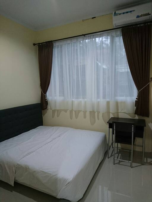 Kingsize beds (180cm), hotel standard bedding linen