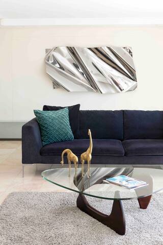 Q PENTHOUSE Art & Design ZEN gallery image 3