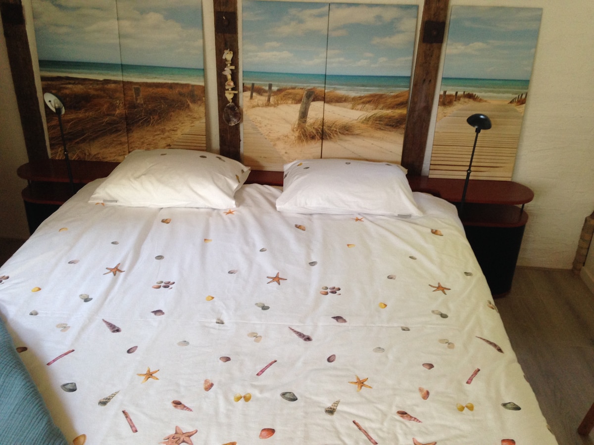 מיטה מרווחת ומרווחת.