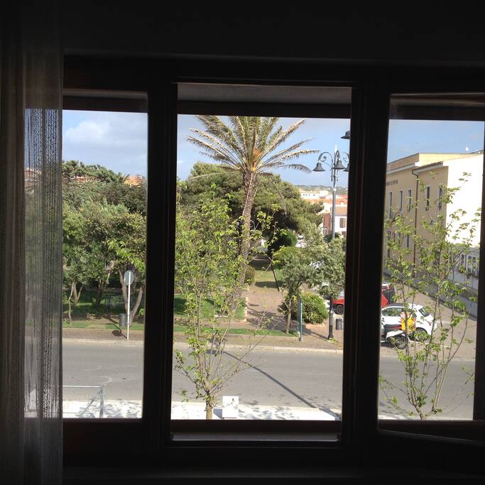 vista dal soggiorno sui giardini. la zona e'
pedonale