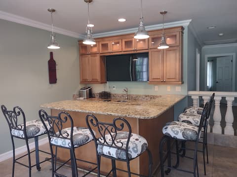 Popular Airbnb listing: 8000sqft estate 7 brm, 7 bath pool and hot tub in Golden Gate