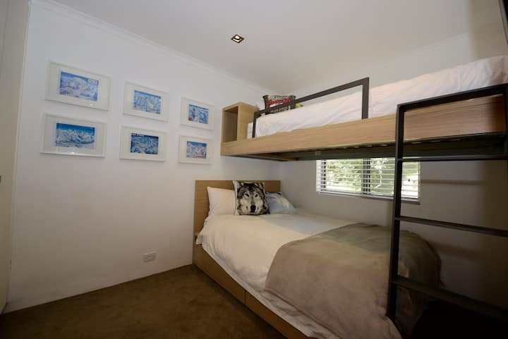 Საწოლი 3 უფრო დაბალი ორადგილიანი და ერთადგილიანი, ტელევიზორის ზემოთ და ჩაშენებული გარდერობი