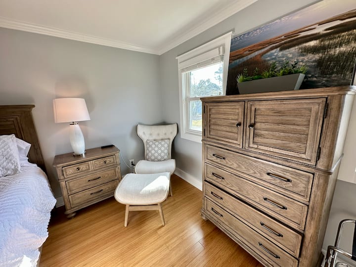 主卧配备精美的阅读椅，让您放松身心。 