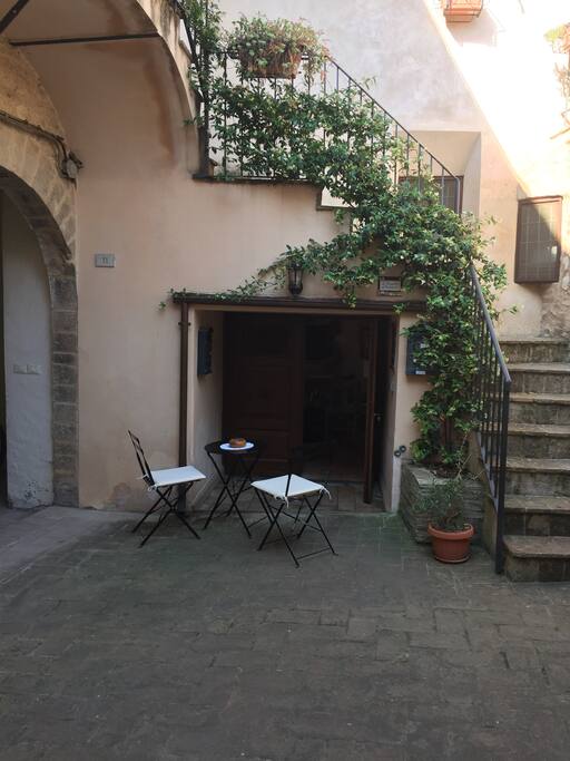 La piazzetta con tavolo e sedie