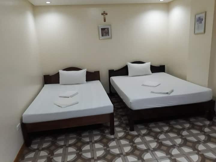 STANDARD ROOM WITH 2 QUEEN SIZE BEDS.