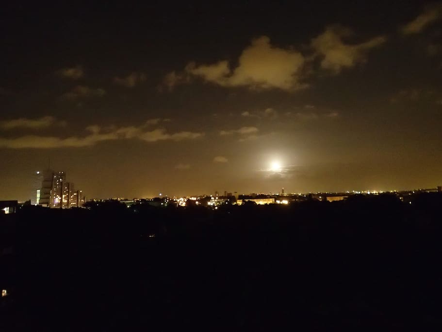 Vue de Nuit sur Nantes lors d'une lune Rousse ;)