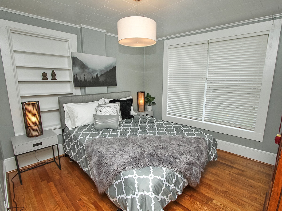 Third bedroom in rear of apartment