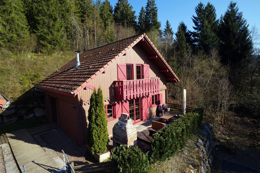 Vue aérienne du chalet, nous sommes dans un endroit boisé, pas de vaste pelouse et espaces verts, mais la nature est très présente, on peut voir biches et renards par les fenêtres au crépuscule ou à l'aube. De plus, pas de soucis pour profiter des grands espaces, les vosges sont au pied de la porte du chalet !