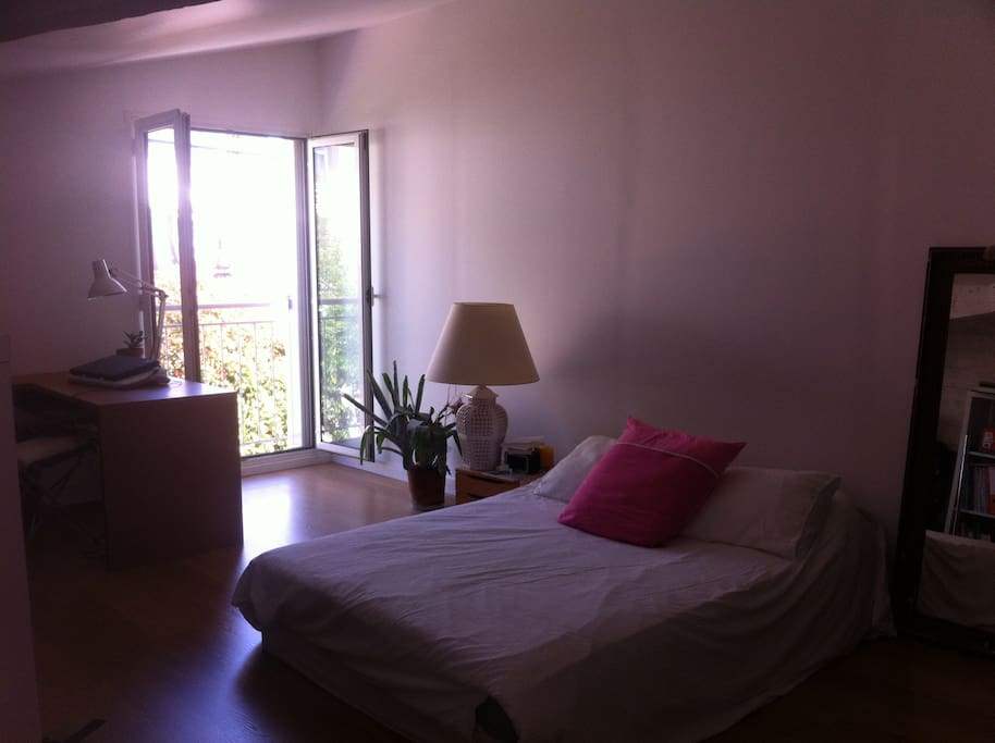 Chambre spacieuse et SDB, à l'étage