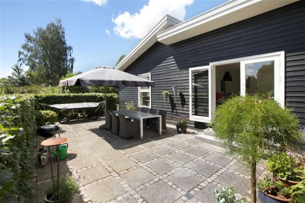 Dejlig sydvendt terrasse.