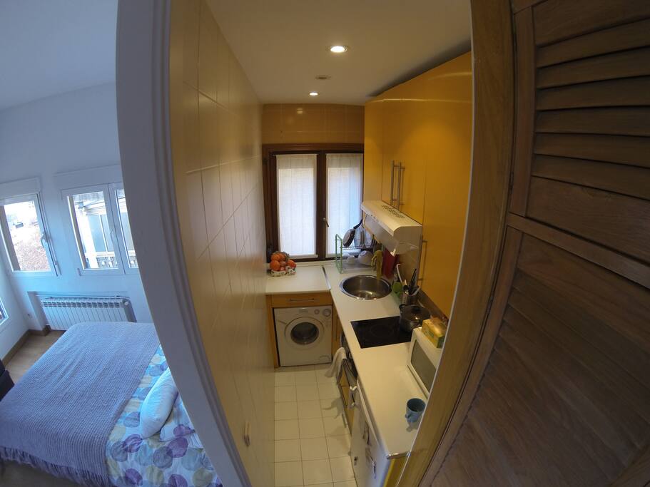 Loft/Studio space with amazing terrace in Chamberí. Location is perfect for short or extended visits to Madrid. // Estudio/Loft con magnífica terraza en Chmberí. Ubicación perfecta para visitar Madrid.