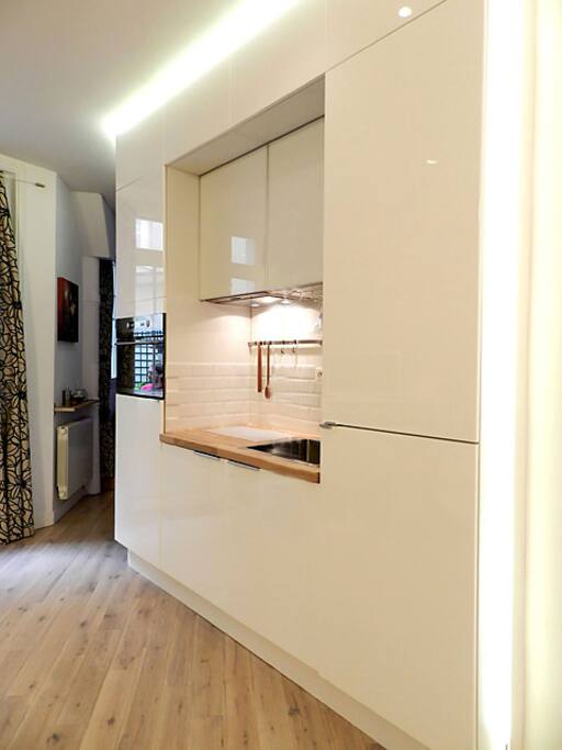 la cuisine équipée, avec electroménager encastré (