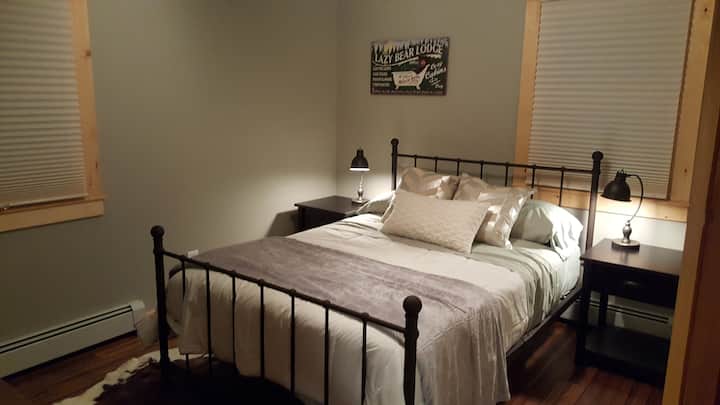 Segundo dormitorio con cama completa.