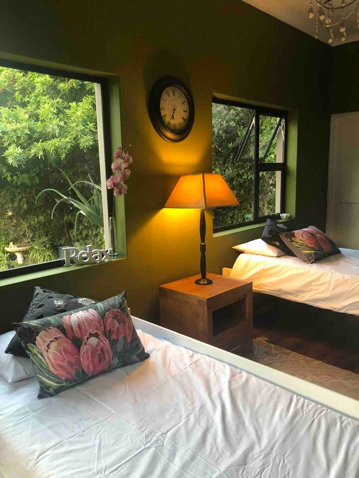 Четврта спална соба која води до поплочен двор и градина