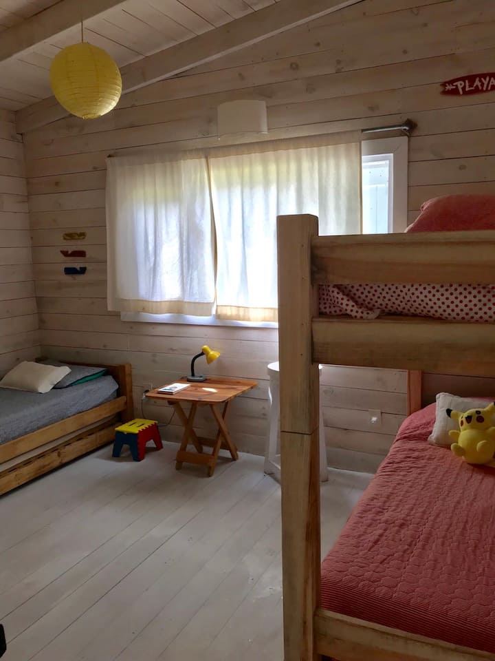 Chumba cha pili na vitanda 3 moja