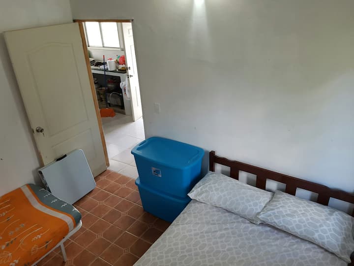 cuarto secundario con dos camas 