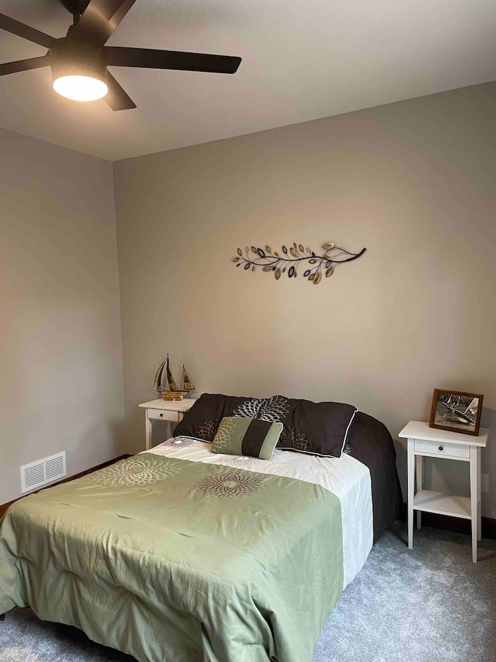 Main level 2nd bedroom with full size bed