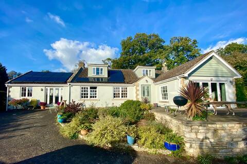 Batcombe. Cheerful, bright home sleeps 10+