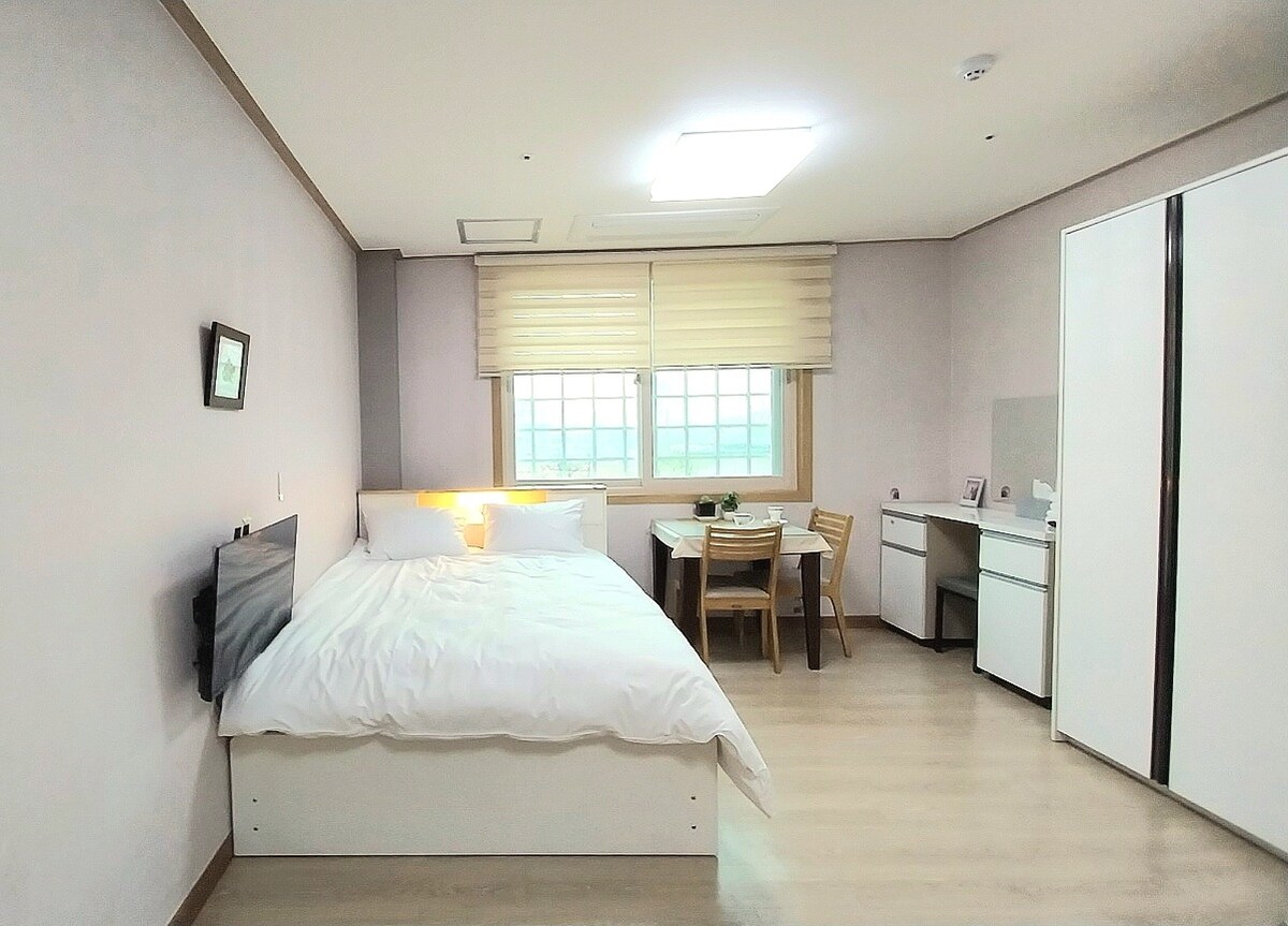 Toto je interiér izby 101. K dispozícii je manželská posteľ, čajový stolík, toaletný stolík a futonová skrinka. Súčasťou izby je aj kúpeľňa. Pripravíme futóny a prikrývky pre ďalších ľudí.