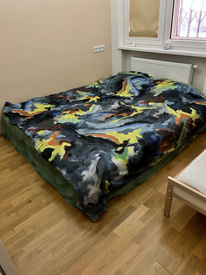 En nuestro dormitorio tenemos una matrace nueva, grande y de alta calidad 180*200 en el piso sin mal debajo de ella.