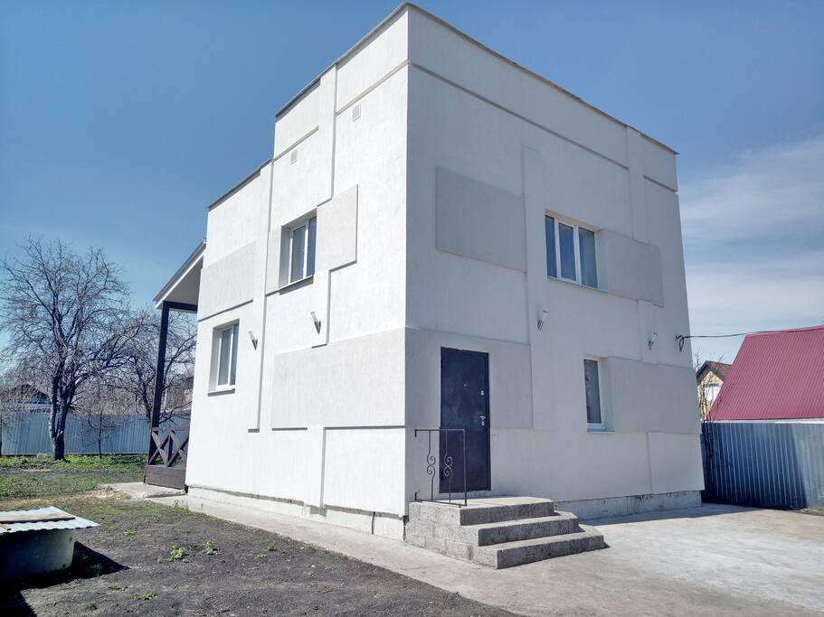 Дом, место для парковки 4 автомобилей