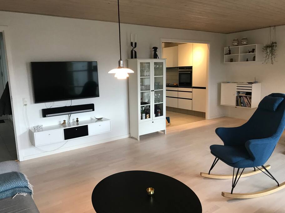 Lys stue med sydvendte vinduer og udgang til terrasse
