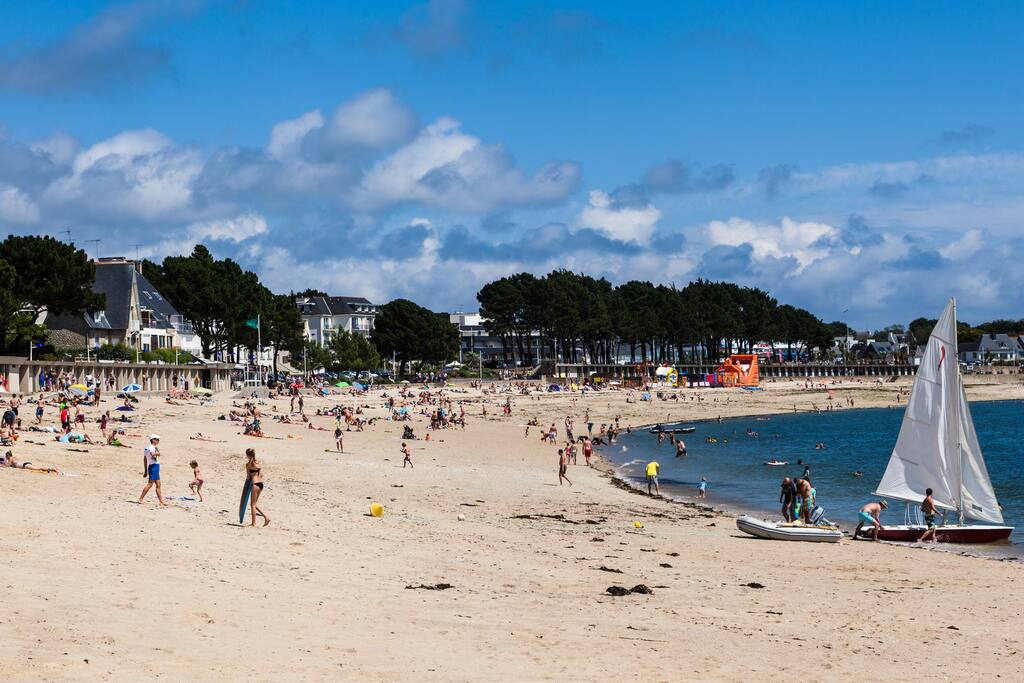 Grande plage de Bénodet située à 100 mètres du logement. Club Mickey ouvert pendant l'été.
