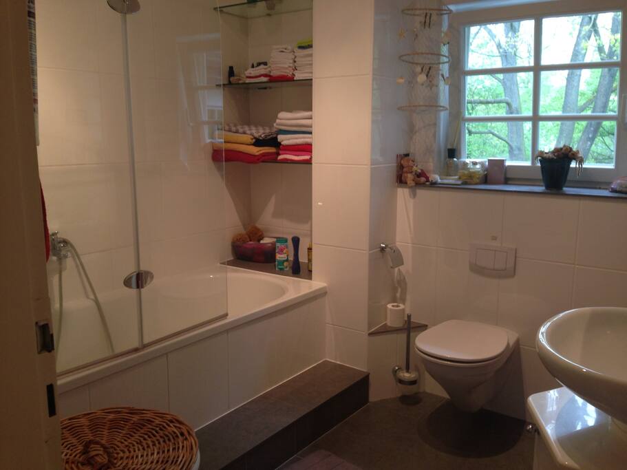 schönes großes Bad mit Badewanne